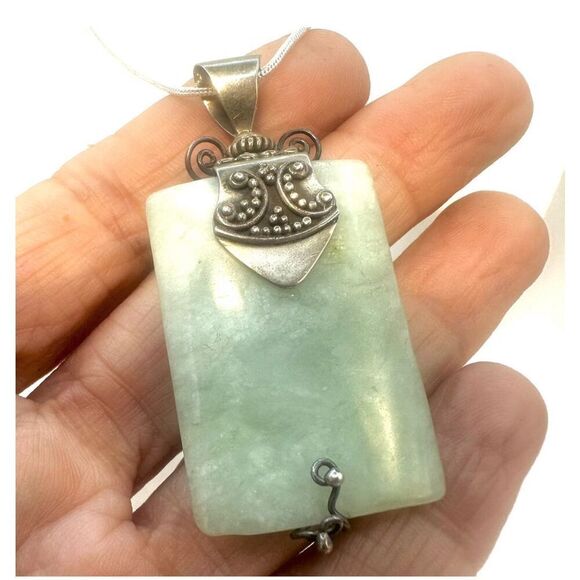 Silver tone jadeite pendant necklace - Picture 9 of 10